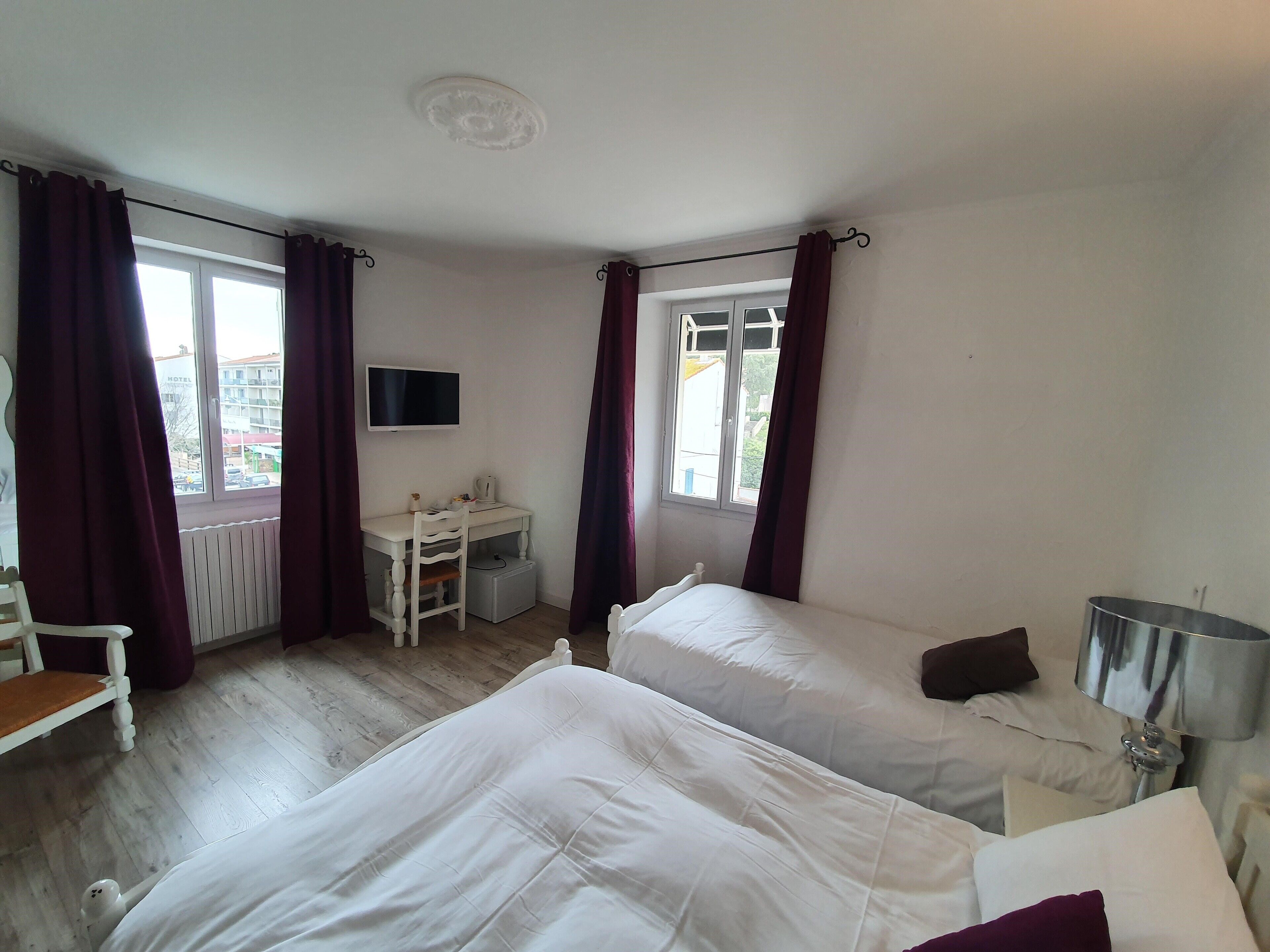 Habitación triple estándar | Minibar, decoración individual, mobiliario individual y escritorio