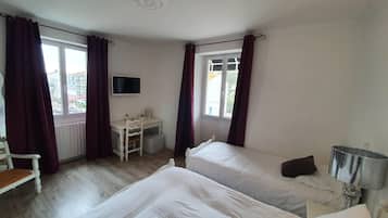 Minibar, individually decorated, individually furnished, desk