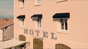 Un edificio de hotel con el letrero 