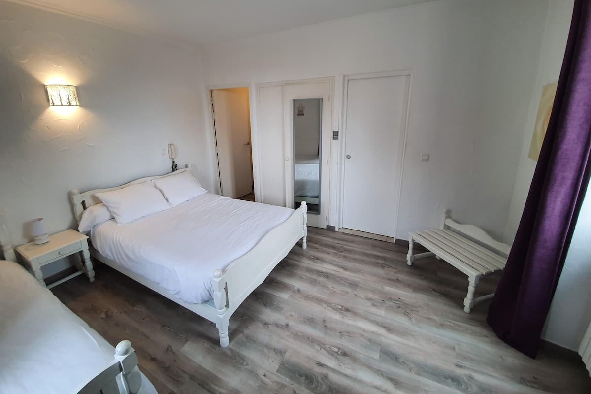 Habitación triple estándar | Minibar, decoración personalizada, muebles diferentes y escritorio