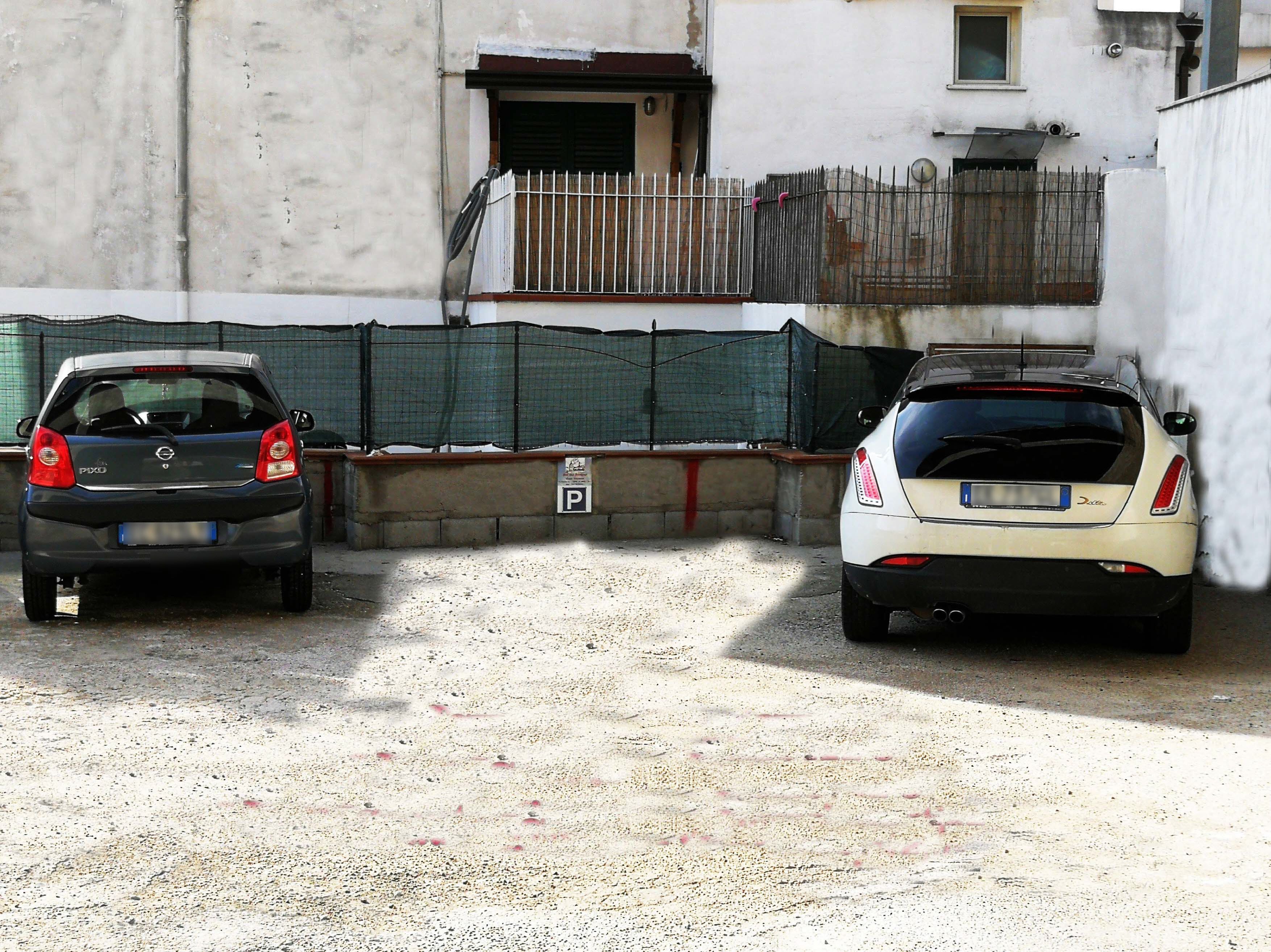 Parking sans voiturier (10 EUR par jour)