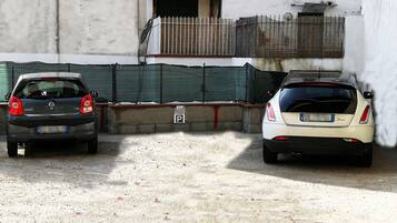 Parking sans voiturier (10 EUR par jour)