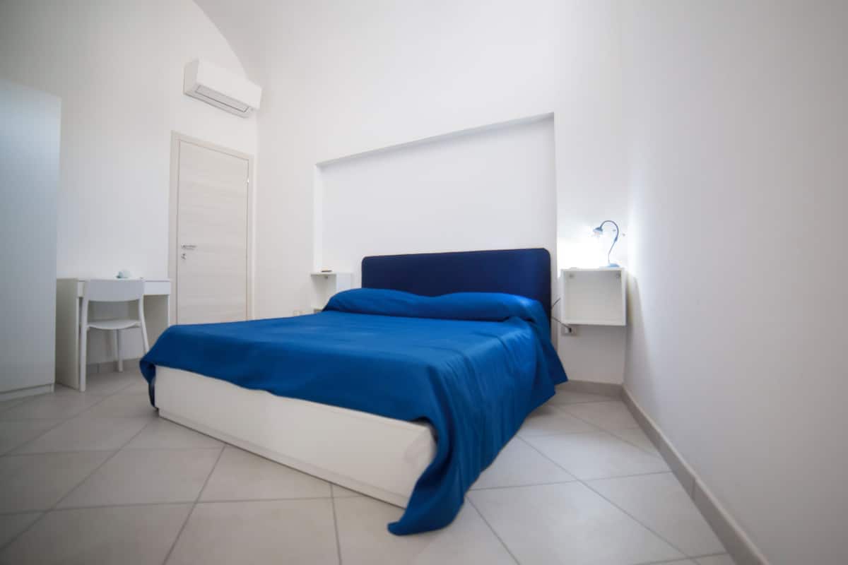 Premium bedding, minibar, desk, iron/ironing board (on request)