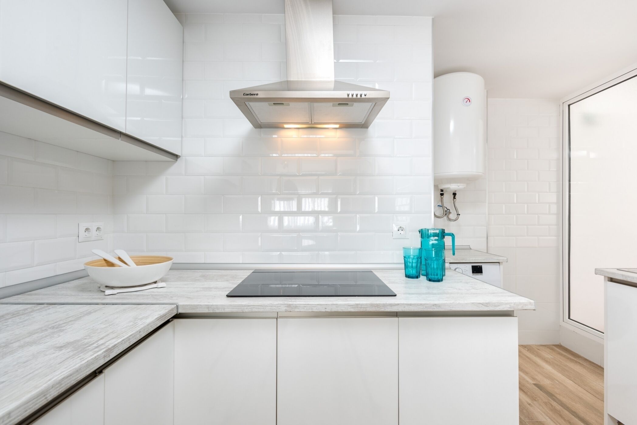 Een koelkast, een magnetron, een koffiezetapparaat/waterkoker