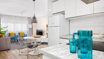 Een koelkast, een magnetron, een koffiezetapparaat/waterkoker