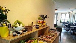 Ein Frühstücksbuffet mit verschiedenen Speisen und Beilagen.