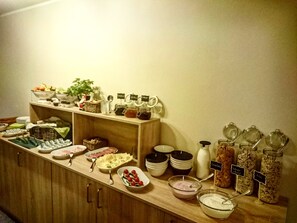 TĂ€gliches FrĂŒhstĂŒcksbuffet gegen GebĂŒhr