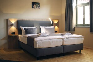 Escritorio, sistema de insonorización y wifi gratis