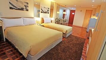 Caja de seguridad en la habitación, escritorio y cortinas blackout