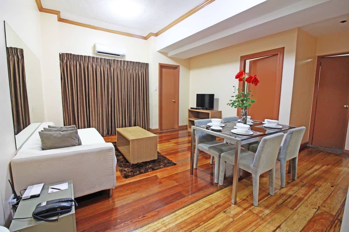 Suite, 1 Bedroom | Ruang tamu | 32 inci televisyen skrin rata dengan kabel, TV