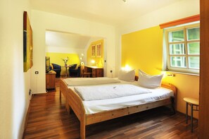 ห้องสแตนดาร์ดดับเบิลหรือทวิน | โต๊ะทำงาน, เตารีด/โต๊ะรีดผ้า, เปล/เตียงเด็กอ่อน, เตียงเสริม/เปล