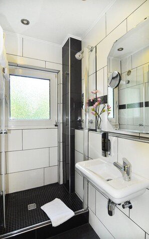 Standard-Doppel- oder -Zweibettzimmer | Badezimmer