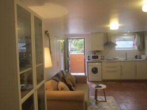Interior - Apartment in Lisboa (Studio with a bedroom) in house with garden / barbecue (Lisboa)
