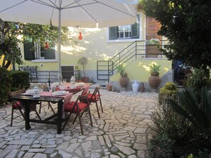 Outdoor dining - Apartment in Lisboa (Studio with a bedroom) in house with garden / barbecue (Lisboa)