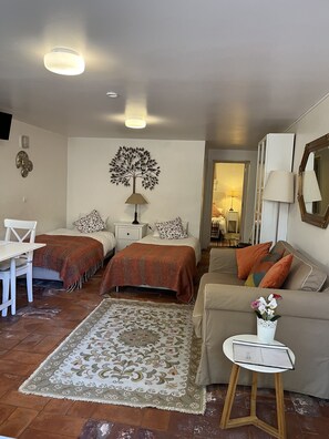 1 bedroom, iron/ironing board, WiFi, bed sheets - Apartment in Lisboa (Studio with a bedroom) in house with garden / barbecue (Lisboa)