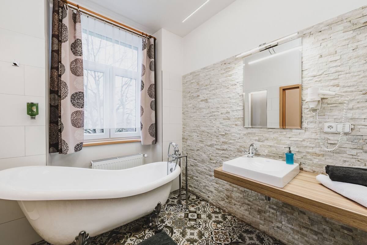 deluxe double or twin room | bathroom | shower, free toiletries, hair dryer, towels