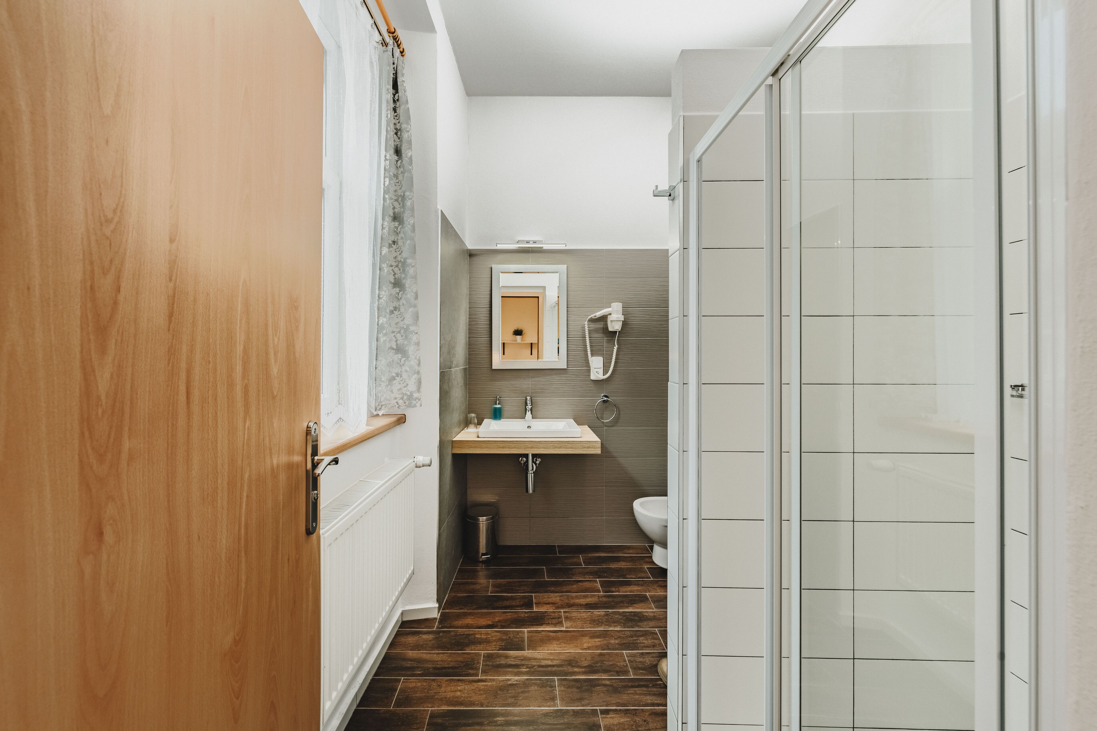 standard single room | bathroom | shower, free toiletries, hair dryer, towels