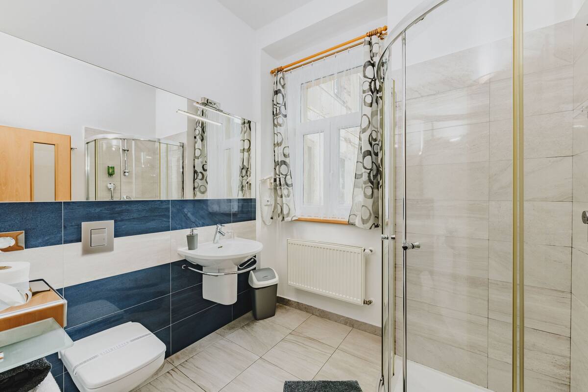 standard single room | bathroom | shower, free toiletries, hair dryer, towels