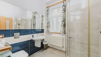 Habitación individual estándar | Baño | Regadera, amenidades de baño gratuitas, secadora de cabello, toallas