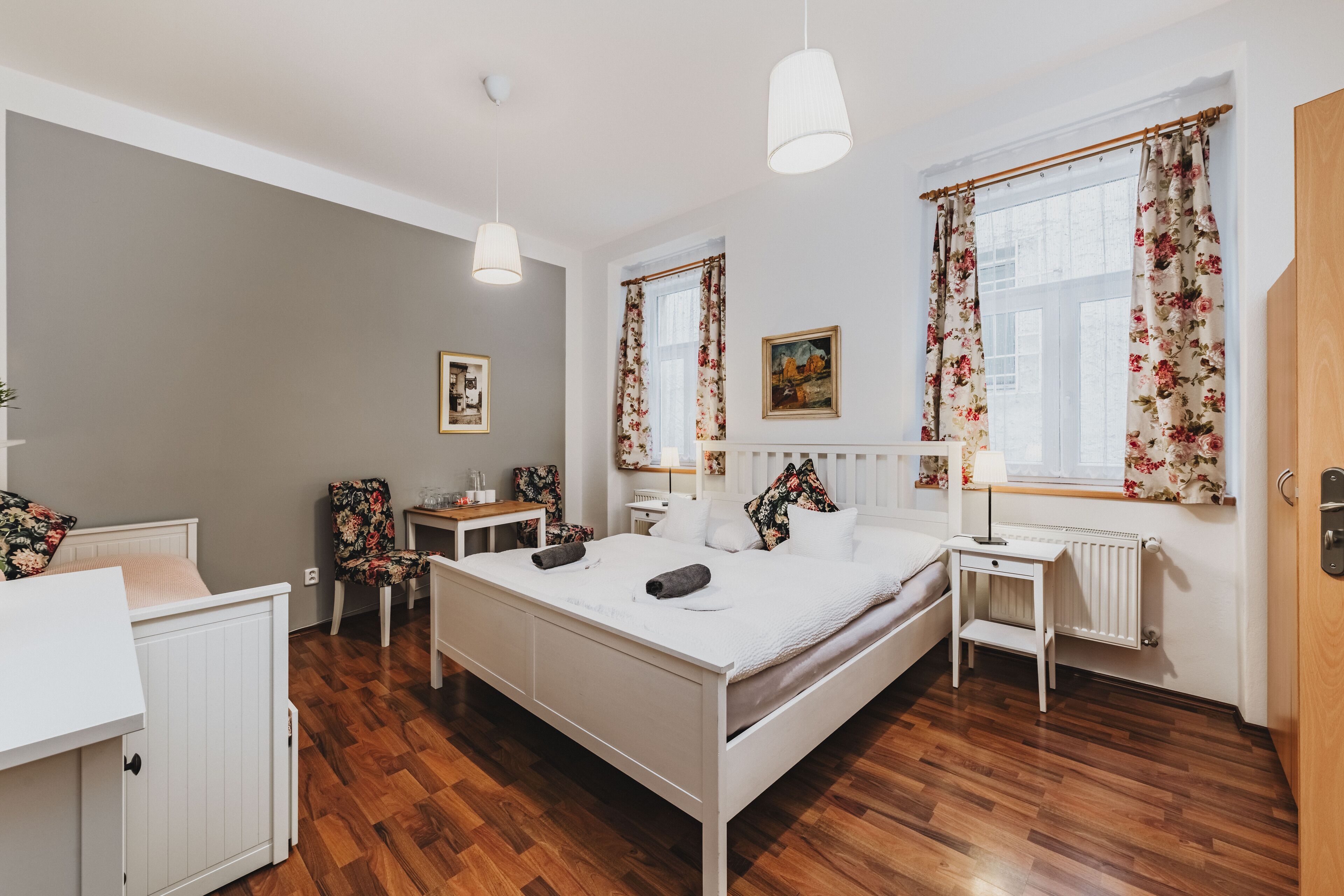 standard triple room | 1 bedroom, in-room safe, desk, laptop workspace