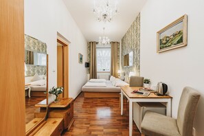 Superior-Doppel- oder -Zweibettzimmer | 1 Schlafzimmer, Zimmersafe, Schreibtisch, laptopgeeigneter Arbeitsplatz