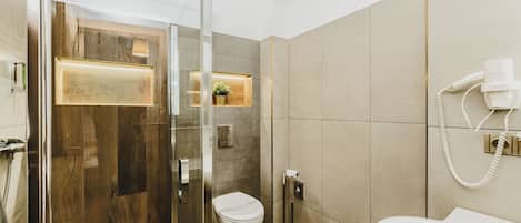 Standard Single Room | Bathroom | Shower, free toiletries, hair dryer, towels