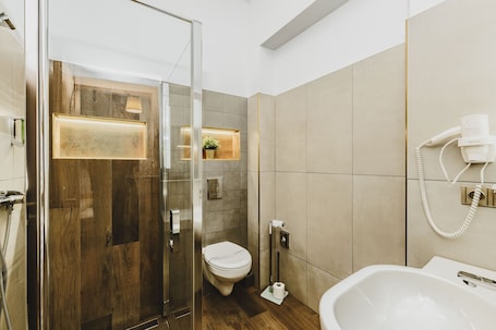 Ducha, artículos de tocador gratuitos, secador de pelo, toallas. Hotel Grand Tabor