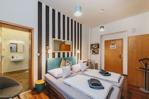 Standard-Doppel- oder -Zweibettzimmer | 1 Schlafzimmer, Zimmersafe, Schreibtisch, laptopgeeigneter Arbeitsplatz