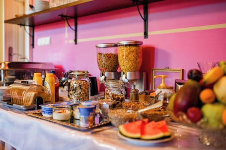 Desayuno buffet incluido todos los días . Hotel Grand Tabor