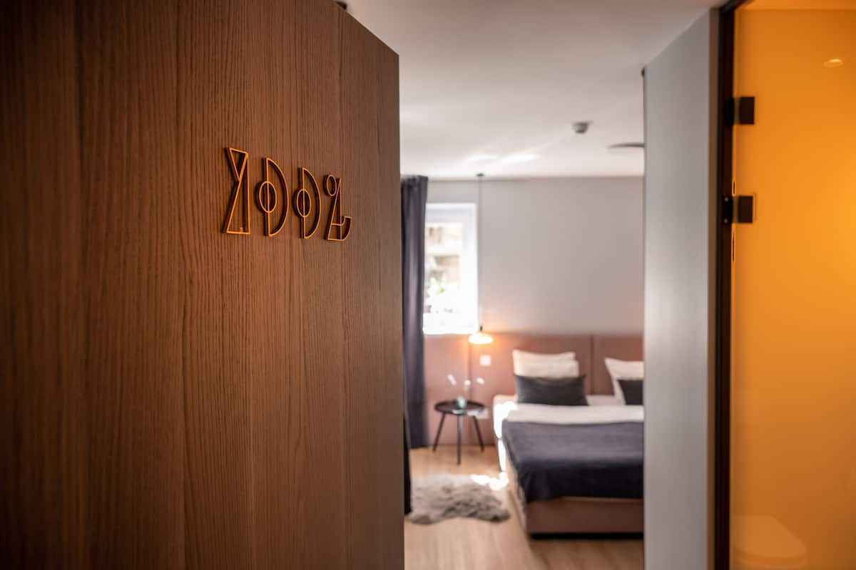 Dobbelt- eller tomannsrom – premium | Sengetøy av topp kvalitet, dundyner, safe på rommet og skrivebord