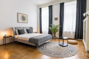 Suite – deluxe, 1 soverom, byutsikt | Sengetøy av topp kvalitet, dundyner og safe på rommet