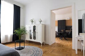 Suite – deluxe, 1 soverom, byutsikt | Sengetøy av topp kvalitet, dundyner og safe på rommet