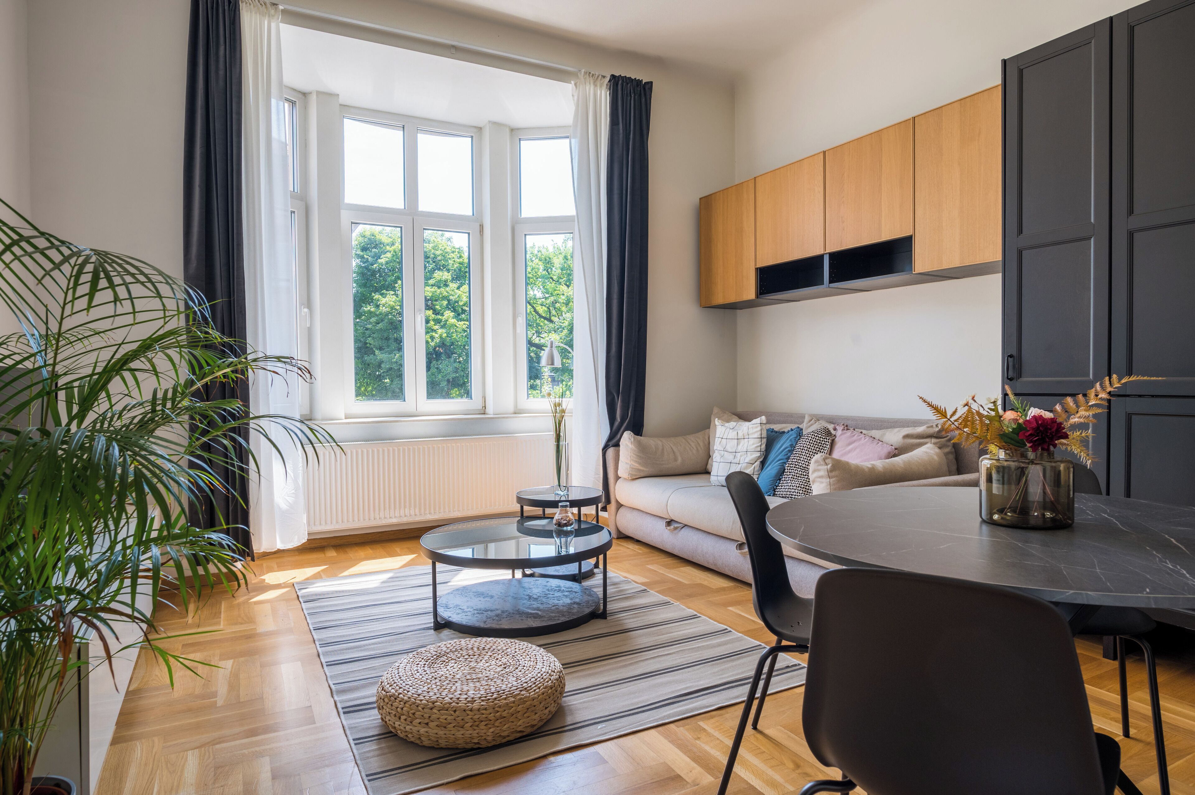 Deluxe-Suite, 1 Schlafzimmer, Stadtblick | Wohnzimmer | 42-Zoll-Smart-TV mit Digitalempfang, Fernseher, Netflix