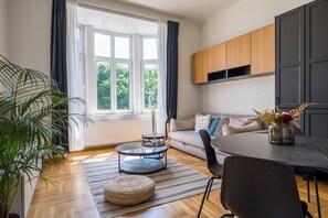 Deluxe Suite, 1 Bedroom, City View | Living room | 42-inch Smart TV with digital channels, TV, Netflix - Doma Zagreb (Zagreb)