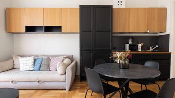 Suíte luxo, 1 quarto, vista para a cidade | Área de estar | Smart TV 42 polegadas com canais digitais, TV, Netflix