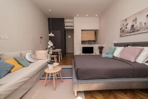 Deluxe King Studio | Premium bedding, down comforters, in-room safe, individually decorated