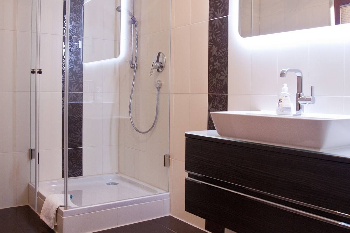 comfort double room | bathroom | shower, free toiletries, hair dryer, bathrobes