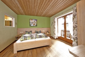 Apartamento standard | Roupas de cama antialérgicas, frigobar, cofres nos quartos, escrivaninha