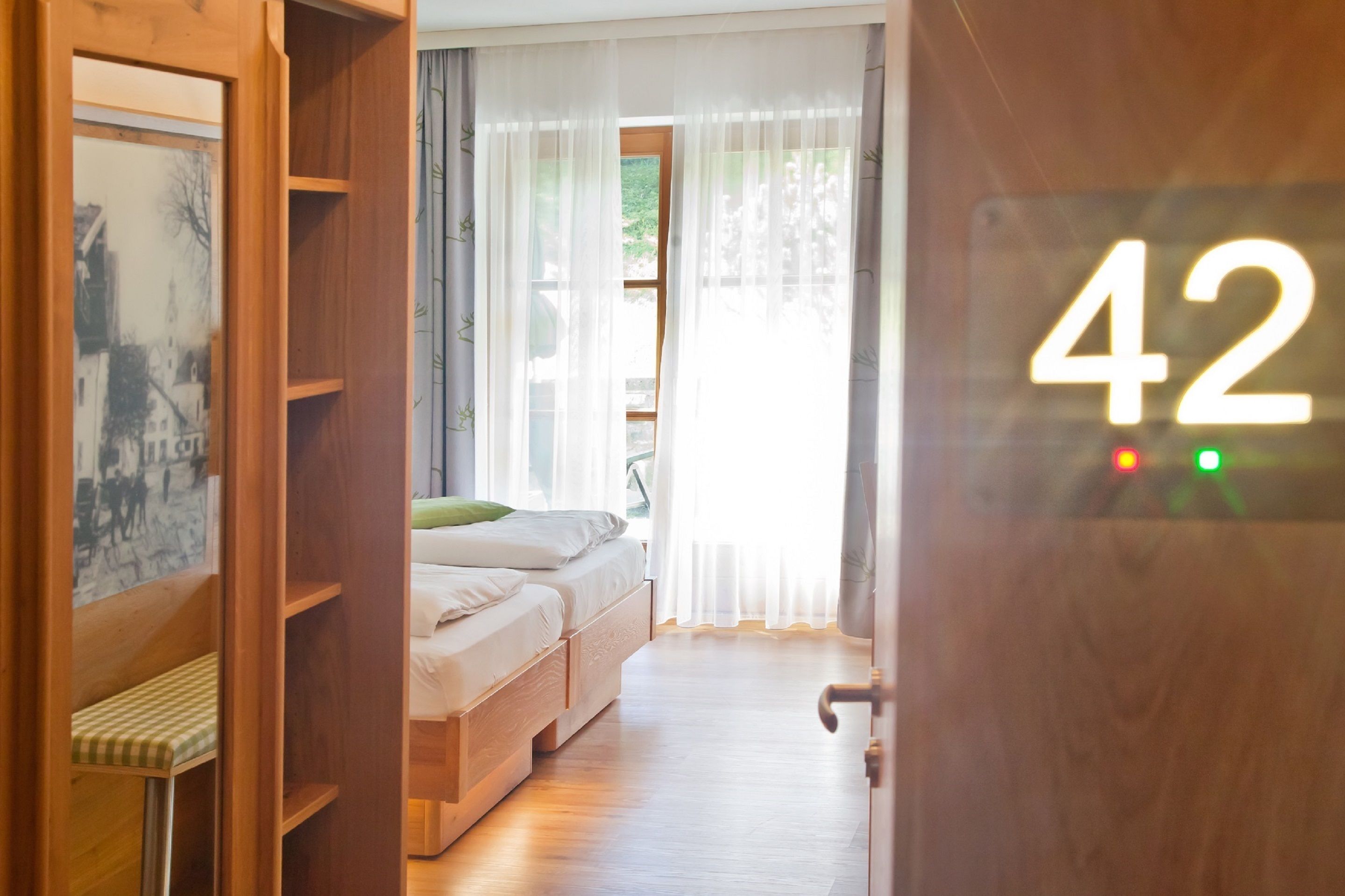 Comfort-Doppelzimmer zur Einzelnutzung | Allergikerbettwaren, Minibar, Zimmersafe, Schreibtisch