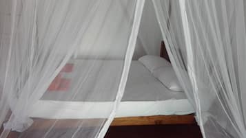 Deluxe-Dreibettzimmer, 1 Schlafzimmer, Küche, Gartenblick | Hochwertige Bettwaren, Schreibtisch, laptopgeeigneter Arbeitsplatz