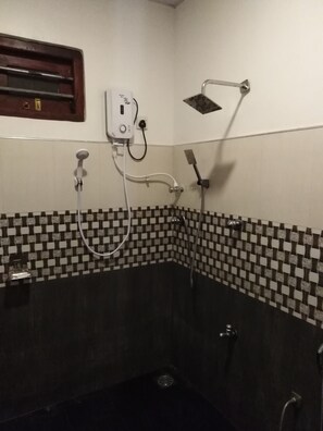 Habitación triple Deluxe, 1 habitación, cocina, vista al jardín | Baño | Regadera, amenidades de baño gratuitas, batas, pantuflas 
