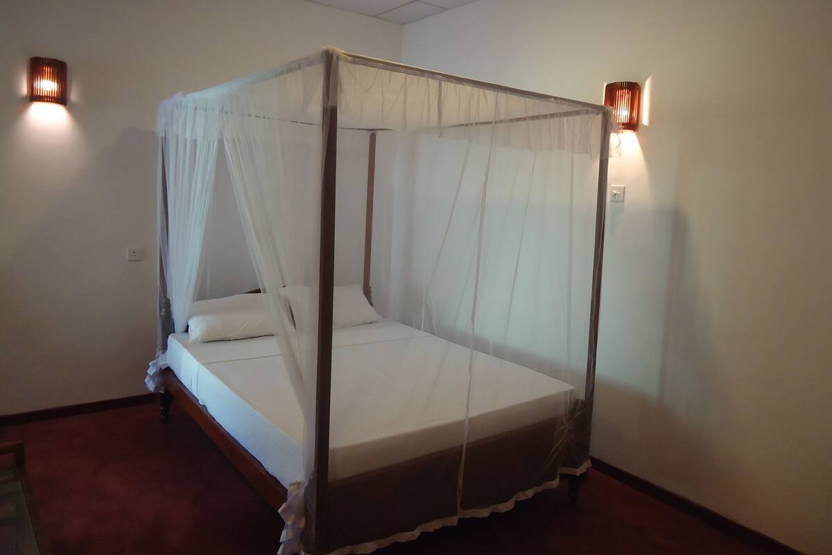 Ropa de cama de alta calidad y escritorio 