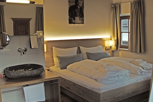 Tweepersoonskamer, balkon | Luxe beddengoed, een kluis op de kamer, een bureau