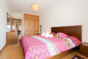 3 bedrooms, iron/ironing board, Internet, bed sheets