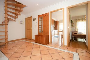 3 quartos, ferros/tábuas de passar roupa, acesso à internet