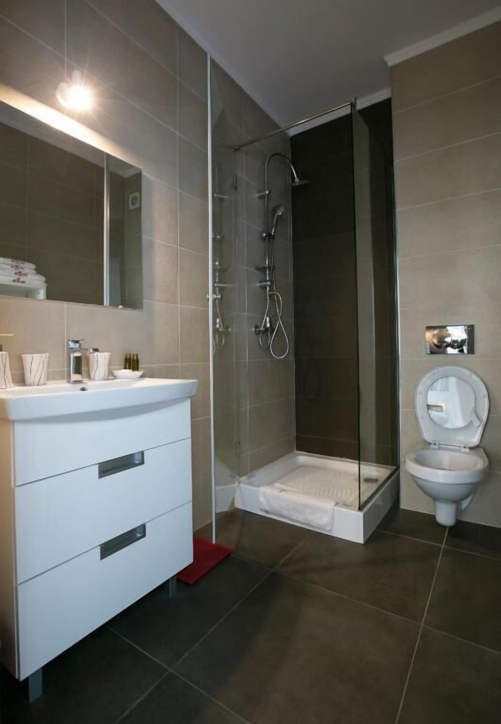 Deluxe Apartment, 1 Bedroom | Bathroom | Shower, free toiletries, hair dryer, towels