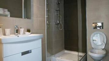 Deluxe Apartment, 1 Bedroom | Bathroom | Shower, free toiletries, hair dryer, towels