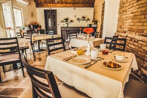 Free daily buffet breakfast - Il Filaro del Castello di San Basilio (Pisticci)