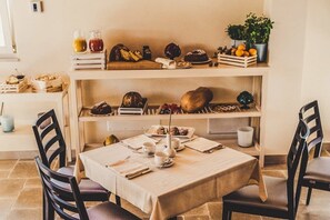 Café da manhã com buffet grátis todos os dias