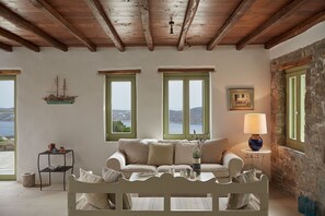 TV - Spacious 6 bdrm Stone Villa with Pool (Ramos)
